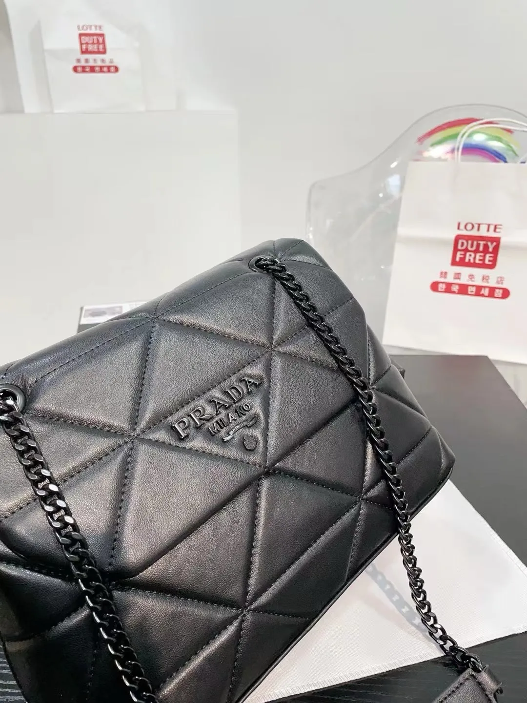 👑💰125💰130💰配盒🎁 尺寸：28.8.20cm/24.6.49cm 普拉达小羊皮斜挎包 单肩包 网红推荐爆款 整个包型，是以当代流行的复古风！单单Logo按扣的设计就可以单手优雅的翻盖