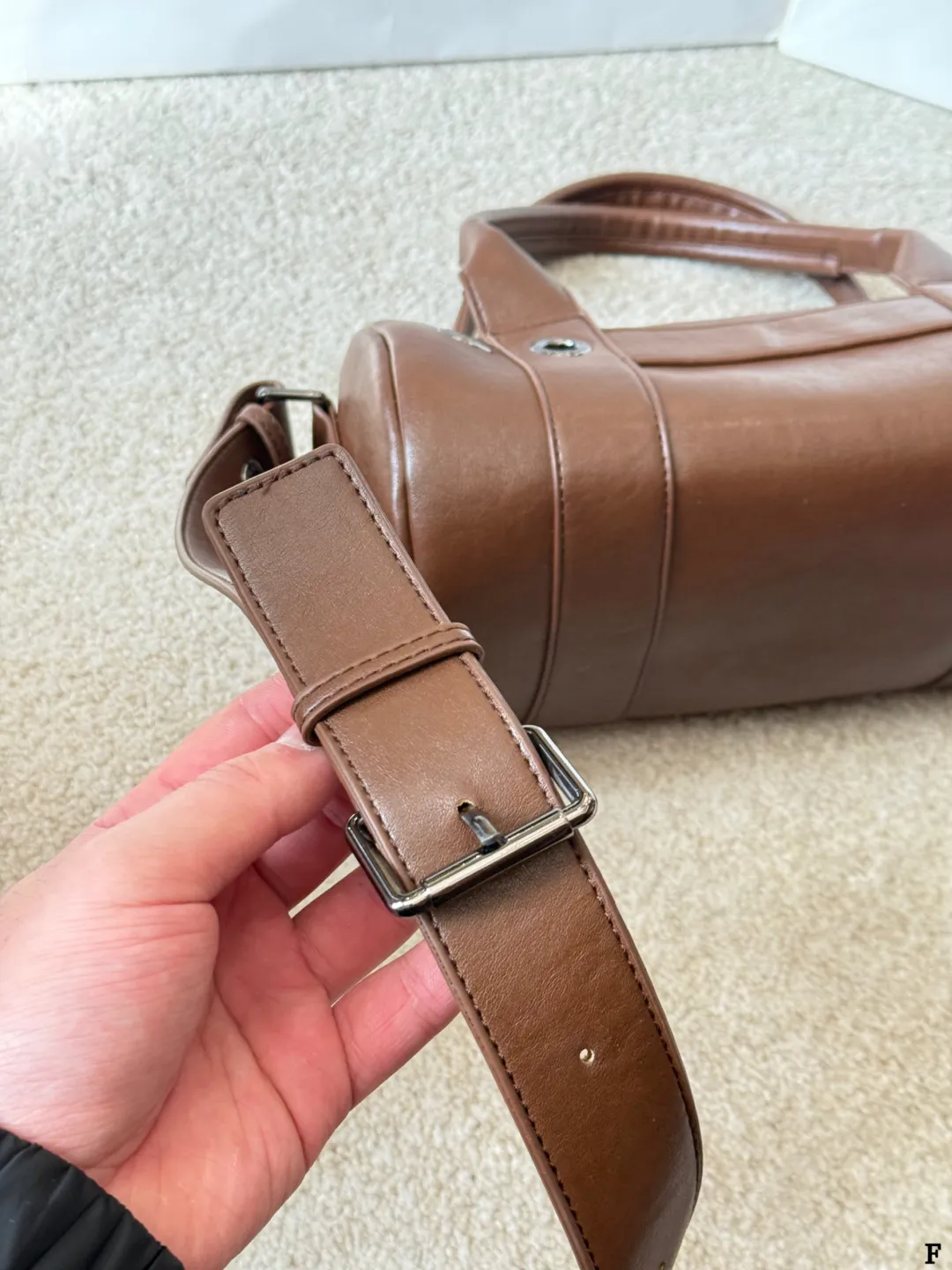 p170 Prada 26SS圆筒包 些Prada 26SS圆筒包是春夏系列新品，棕色皮革质感细腻耐用，简约复古风格超有范！圆筒造型+双提手+可拆卸肩带，手提斜挎都OK，通勤休闲都能搭。正面Logo低调有辨识度，金属环扣点缀细节满分。日本快闪首发，稀缺属性，时尚实用，Prada粉丝必入！ 尺寸 30 15cm