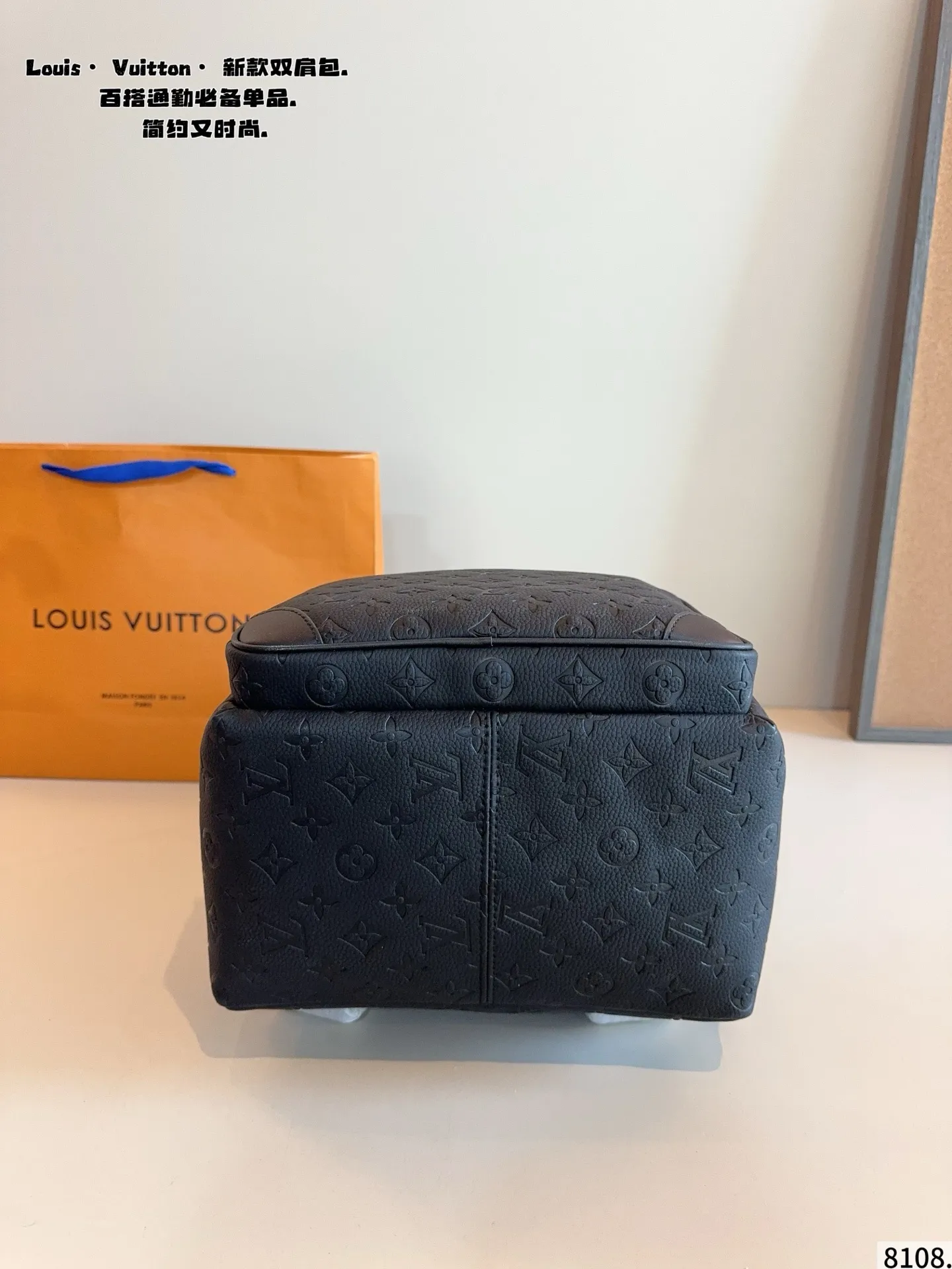 p190 Lv DISCOVERY 双肩包 男生日常休闲搭配的理想选择～ 实用又百搭，小小的身体大大的空间 非常适合放随身物品~ 面料耐磨耐刮蹭，适合男生大大咧咧的性格尺寸：30*12*38cm