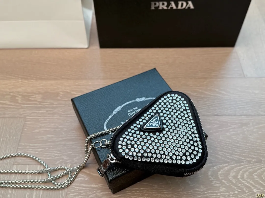 ¥100配盒 Prada 普拉达三角包 零钱包 超好搭 最近真的好火,脑子里是瞬间相出了N种搭配方式,非常的百搭,上身也非常的好!尺寸14 11