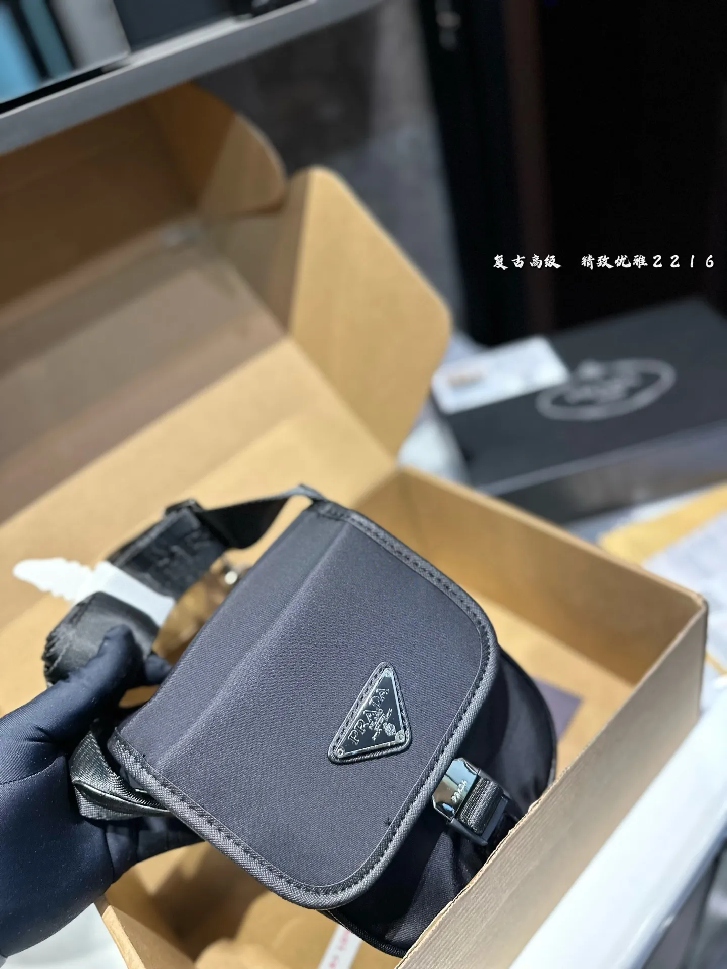 ❤️p125❤️ 普拉达Prada尼龙包 在时尚中增加柔美感 颜值真的绝绝子 谁看能不心动呢✨ 尺寸 13 18