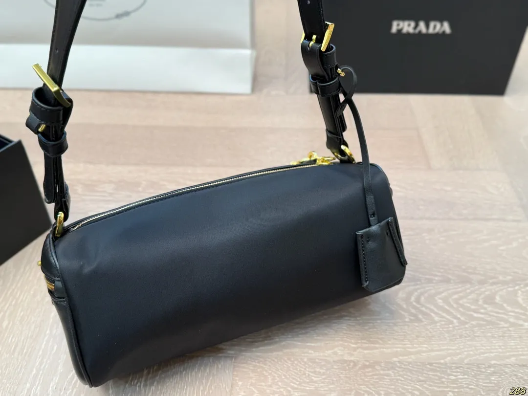 ¥180折叠盒 普拉达PRADA 腋下包 可爱到不行!凭实力圈粉 简约又不失高级 背上就是时髦精女孩~ 尺寸28 11