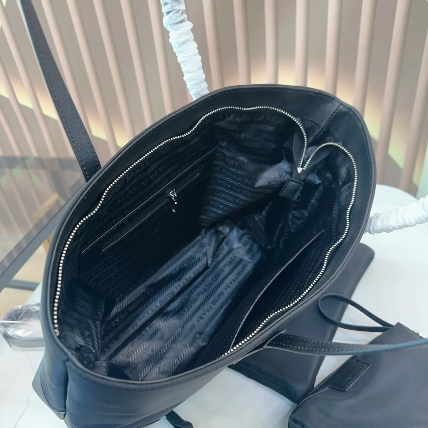 p135 三件套 Pradar最新中古包 eeprada普拉达新品中古包最近Pradar 龙设计,真的都太火了 革冬天的厚重感或夏天的运动感都可以轻松驾驭菜-眼就爱上了 Prada中古大包不论春夏秋冬都能背,百搭实用是大包里为数不多的仙女哦! 尺寸：35*11*27 bb