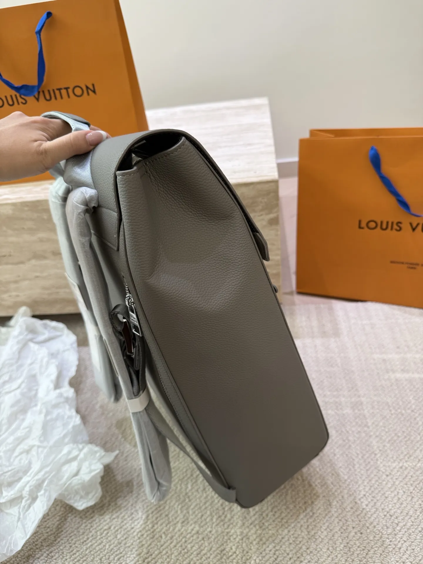 P160 高顔値双肩包/ LV Discovery 百搭通勤经典牛皮双肩包 LV最好看的双 肩包出差旅行必备 休闲商务都可驾驭 容量超大超能装 大热门款个人认为这是一款最合适男士的包包 超级酷 COOL 尺寸 30 40cm