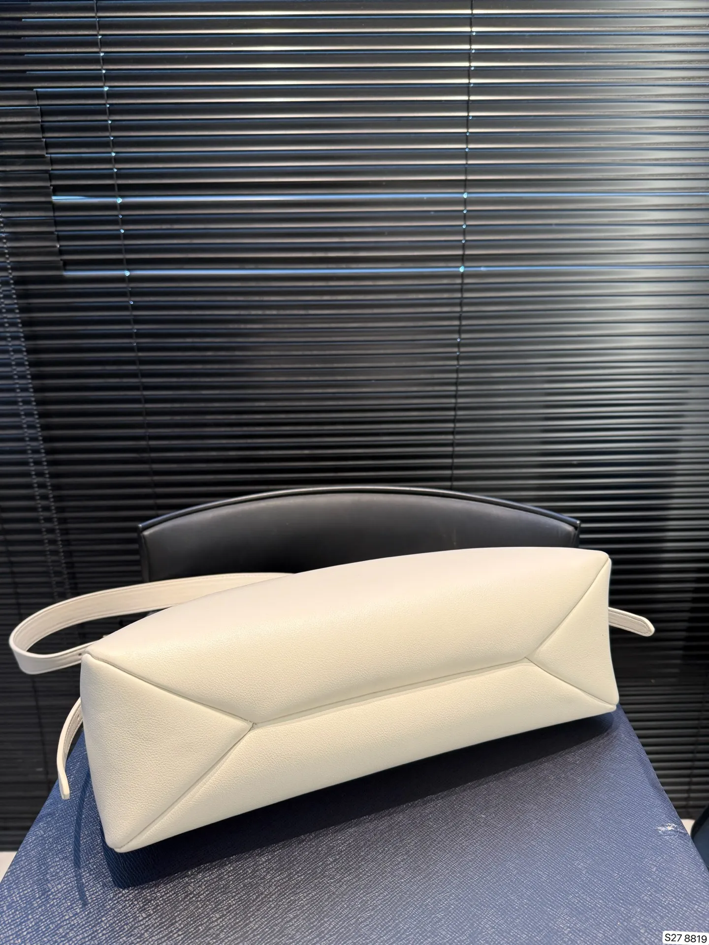 P185 配折叠盒 普拉达腋下新包|Prada上架2024秋冬新款Aimee手袋2024 秋冬Prada广告片中出场的这款手袋作品被命名为「Aimée」 在法语中有「被爱、受宠」之意。 洗练hobo 廓形上点缀品牌标志性珐琅三角形金属徽标,搭配大衣狠狠爱了 尺寸:37 19 货号8819