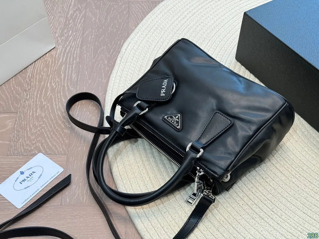 ¥175折叠盒 普拉达PRADA mini杀手包 新款手提包超级好看 经典对未来的展望 时尚百搭 上身又A又飒 尺寸22 16