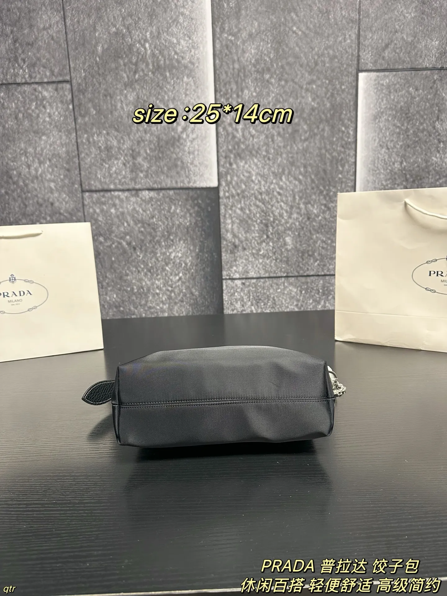 P95配盒 PRADA 普拉达 饺子包 不撞包又实用的小众 Prada尼龙饺子包，这颗造型非常可爱🤩像一个饺子🥟嘿嘿～简约又不失设计感 百搭实用款✨使用率也会很高 因为它好看又方便呀，贴心的设计边角还有皮革保护防磨损，容量也很大 出街通勤都没有问题滴～ 尺寸：25*14cm