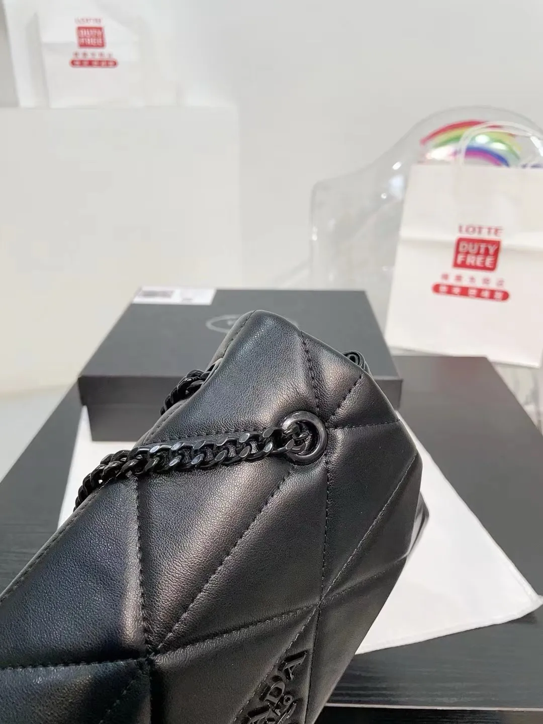 👑💰125💰130💰配盒🎁 尺寸：28.8.20cm/24.6.49cm 普拉达小羊皮斜挎包 单肩包 网红推荐爆款 整个包型，是以当代流行的复古风！单单Logo按扣的设计就可以单手优雅的翻盖