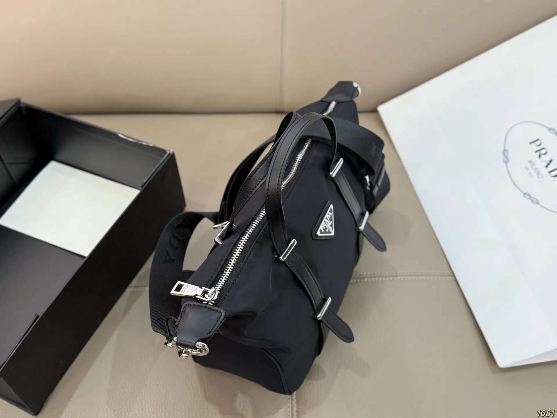 ¥165 普拉达PRADA 尼龙包 背上身一整个阳光活力又年轻 可可爱爱又能装 气质小姐姐即视感 有种小香的感觉~ 轻便好背,充满高级感,狠狠爱了 尺寸: 25 19