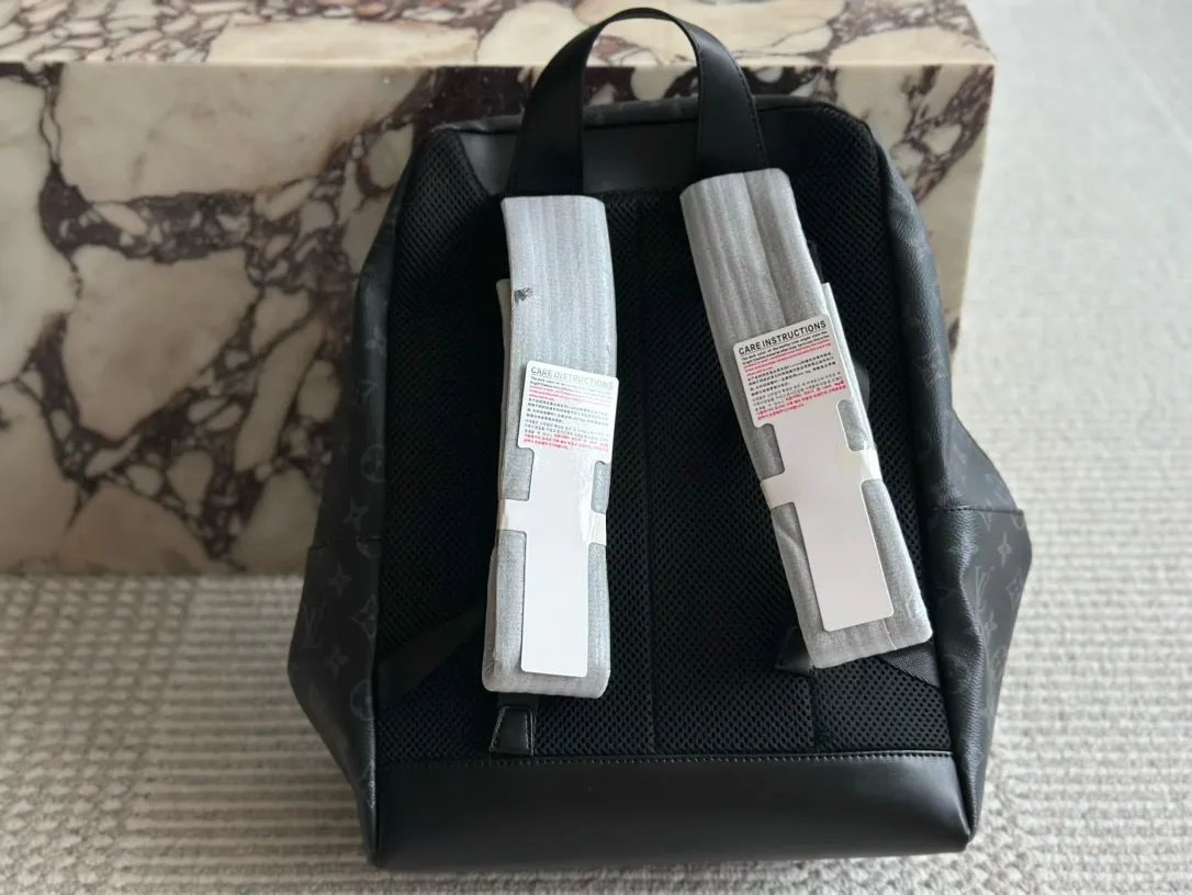 💰160 复刻版 size：36*28cm L家 双肩包💼 超高清五金logo标志、 专用里内里 直男必备款。 Lv最好看的黑色老花双肩包 大小也刚刚好哦！