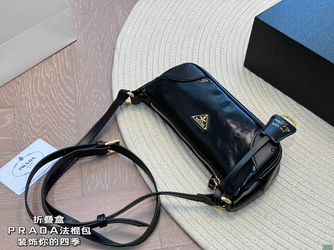 ¥120折叠盒 普拉达PRADA 法棍包 我说这是最美Prada没人反驳吧 这只小可爱谁见谁心动 装饰你的四季 尺寸21 9
