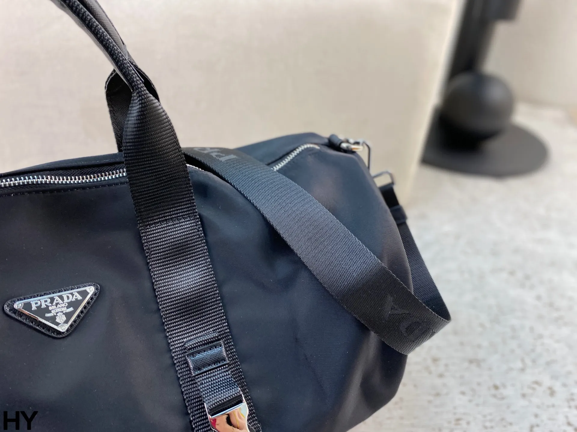 p170 无盒🎁 Prada✖️阿迪联名旅行袋 男女同款 p家经典尼龙质地配上经典三道杠 运动元素拉满 便携自重轻 去健身或者旅行都非常适用！尺寸：底50*宽24*高24