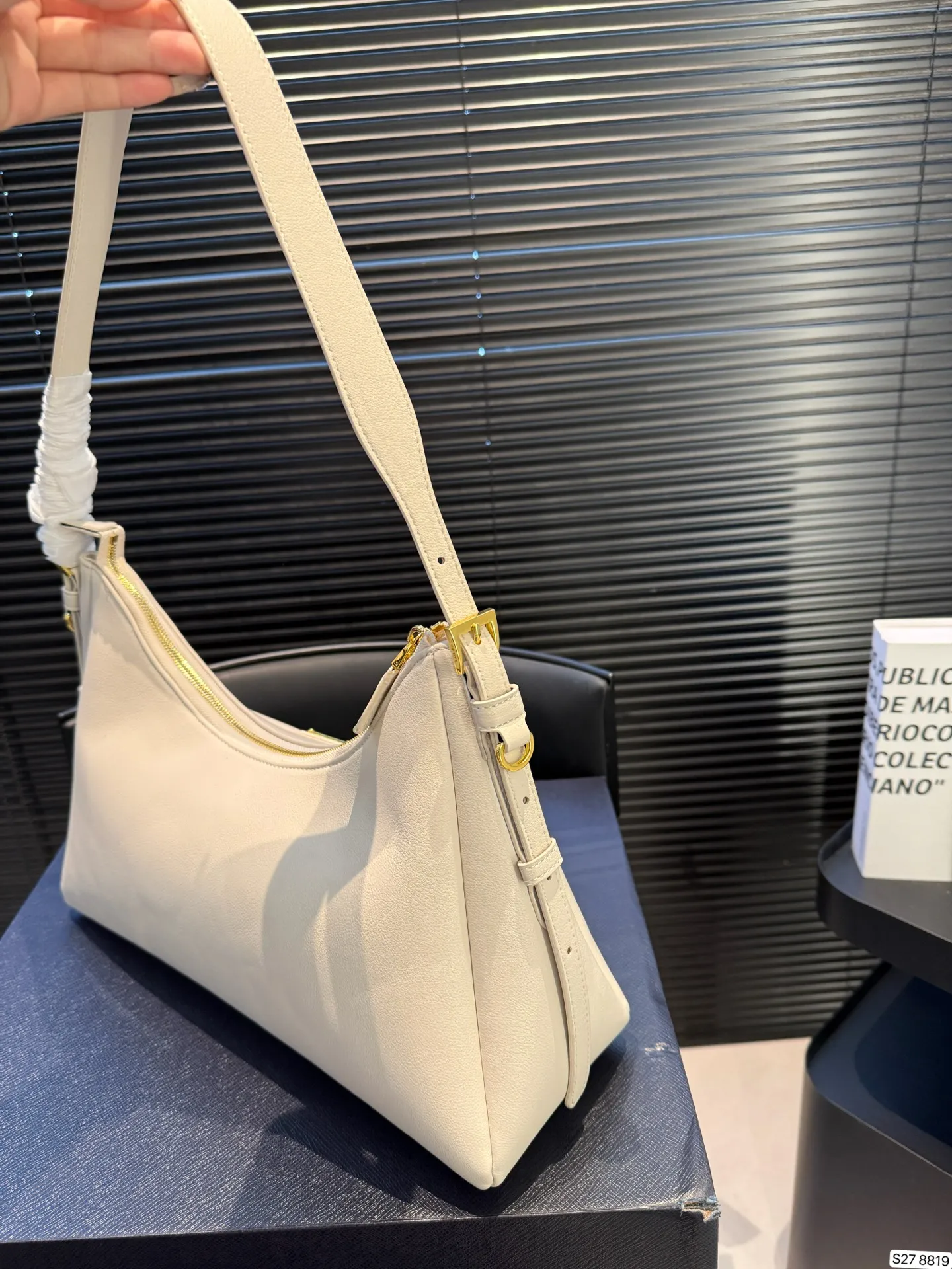 P185 配折叠盒 普拉达腋下新包|Prada上架2024秋冬新款Aimee手袋2024 秋冬Prada广告片中出场的这款手袋作品被命名为「Aimée」 在法语中有「被爱、受宠」之意。 洗练hobo 廓形上点缀品牌标志性珐琅三角形金属徽标,搭配大衣狠狠爱了 尺寸:37 19 货号8819