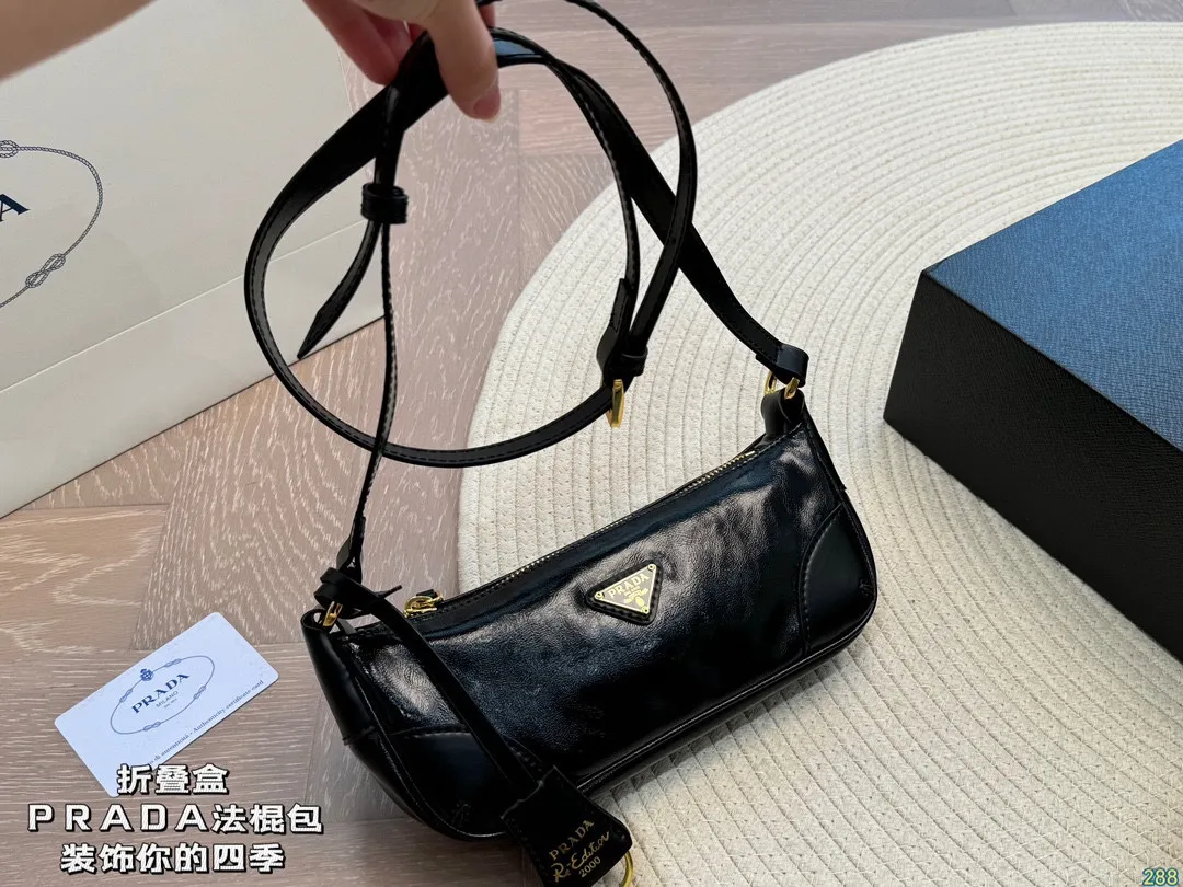 &yen;120折叠盒 普拉达PRADA 法棍包 我说这是最美Prada没人反驳吧 这只小可爱谁见谁心动 装饰你的四季 尺寸21 9