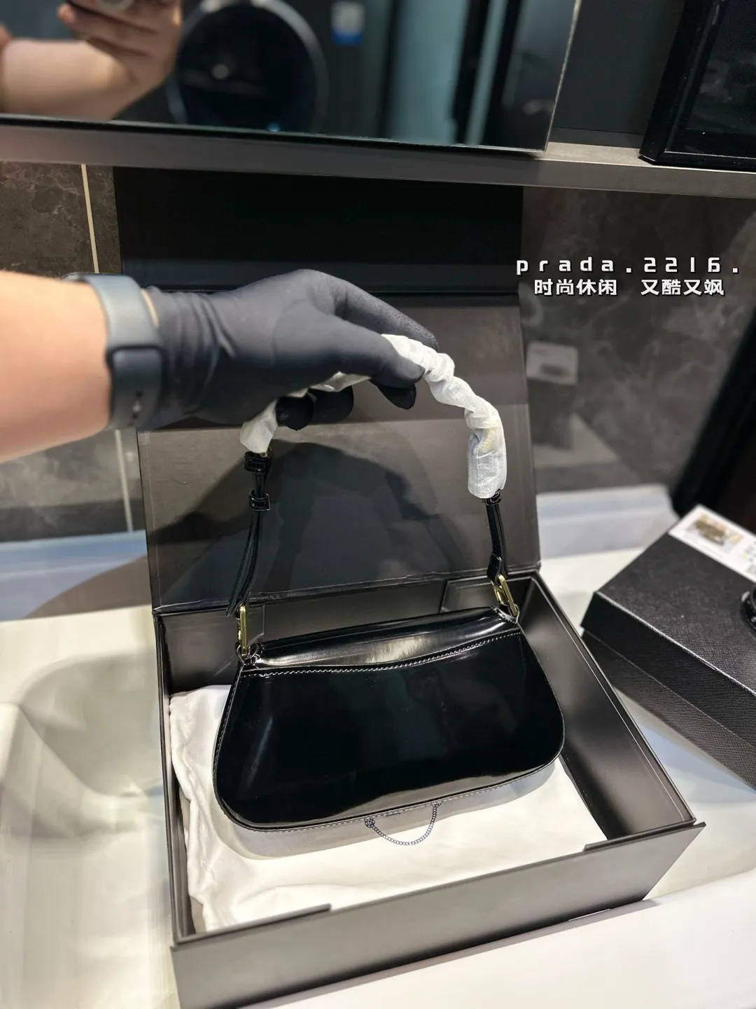 ❤️p120❤️ 普拉达漆皮腋下包 独特的艺术气息 颜值高 集美必入 尺寸25