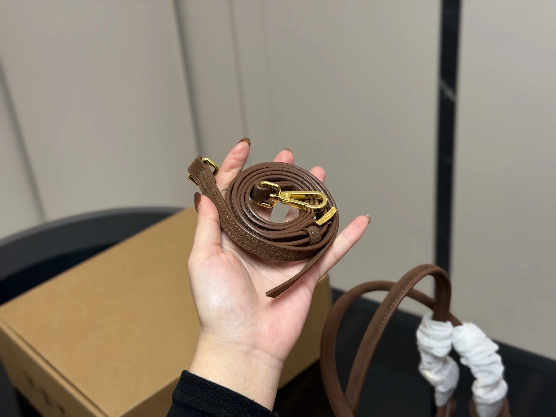 &yen;170 size：26.18cm 普拉达 hobo中古腋下包 多了一份随意和简单， 完全的时尚百搭！