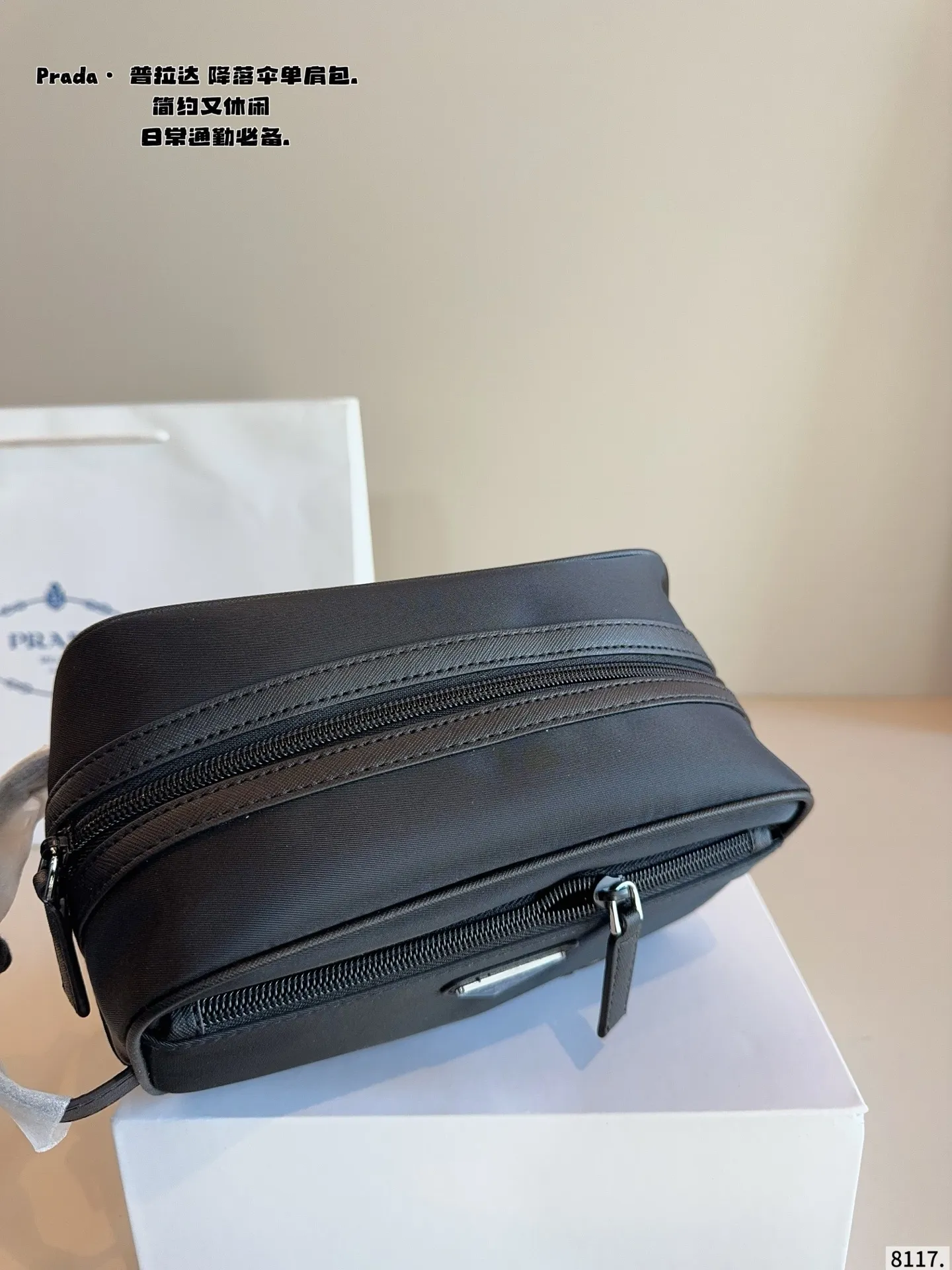 p120配礼盒🎁. 普拉达PRADA 手包. 时髦大气又很酷 这种款就是越看越好看 而且永远都不会过时 经典永远是经典 百搭实用还能凸显个人魅力和气质尺寸:22*10*12cm