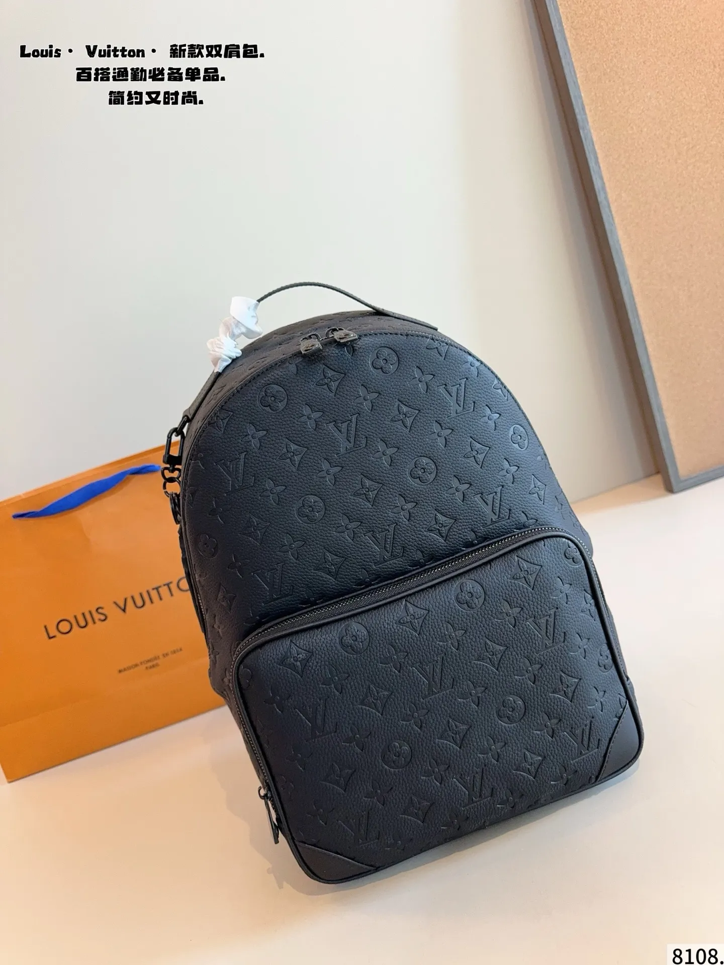 p190 Lv DISCOVERY 双肩包 男生日常休闲搭配的理想选择～ 实用又百搭，小小的身体大大的空间 非常适合放随身物品~ 面料耐磨耐刮蹭，适合男生大大咧咧的性格尺寸：30*12*38cm