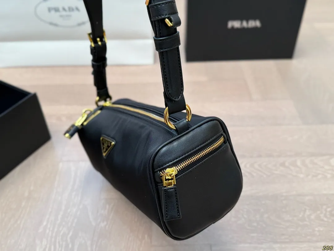 ¥180折叠盒 普拉达PRADA 腋下包 可爱到不行!凭实力圈粉 简约又不失高级 背上就是时髦精女孩~ 尺寸28 11