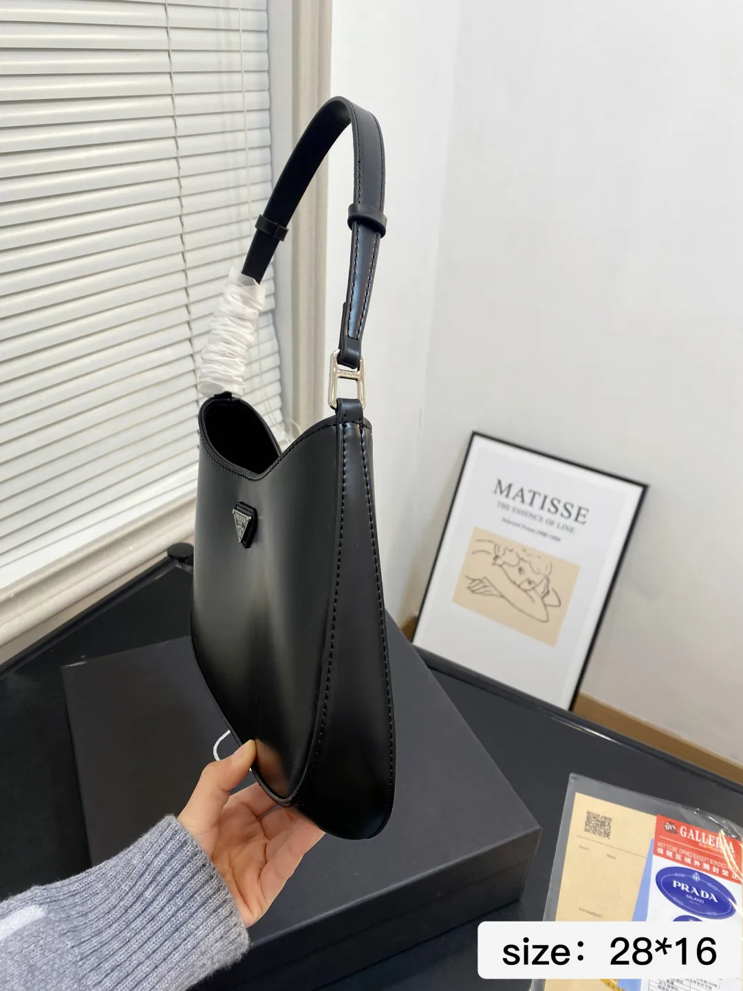 🅿️💰105 配礼盒 尺寸28*16 Prada洋气单品 普拉达腋下包 这个系列将是Prada接下来一整季的主打款式。Prada 手袋的曲线型设计分外醒目,当手包很优雅,时尚百搭!打麻将逛街也很轻便哦! 7688