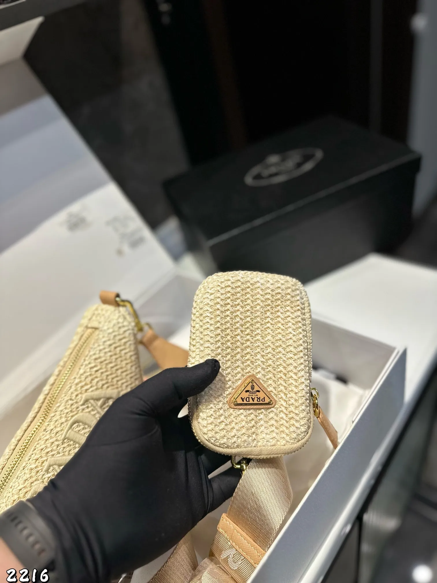 ❤️p130❤️ ✅新品推荐🔜升级版🔥Prada普拉达专柜同款编织三角包~草编包👍配小包‼️高端货!可肩背~各大明星追捧的爆款~棕榈叶和牛皮编织而成‼️采用最好的五金配件!经典logo!(size:28*14*10 小包9*13)