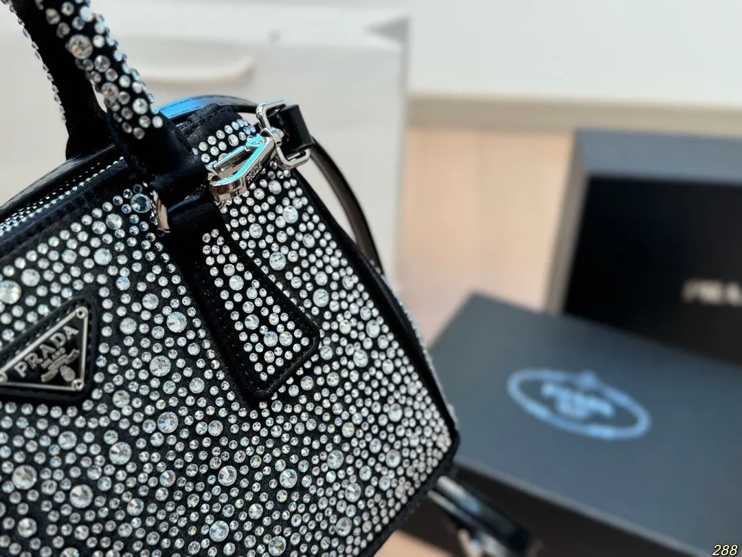 &yen;180配盒 普拉达 Prada 满钻包超级满足 颜值超高 集美必入 尺寸： 22 16