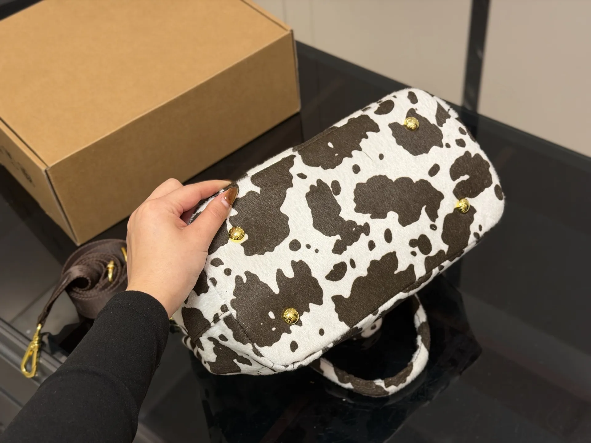 &yen;140 size：29.20cm 又是心动Prada托特的一天. 松弛慵懒的tote包真的爱惨了 普拉达tote（保龄球） 上身满满的高级感！ 日常通勤必备哦！