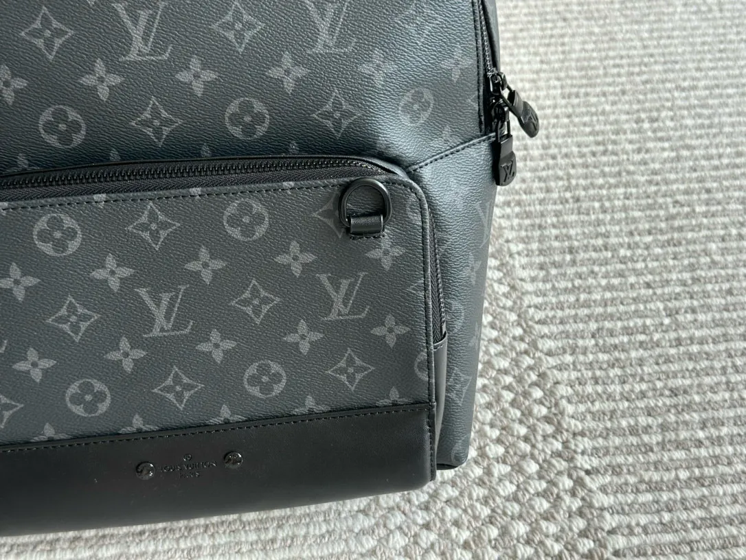 💰160 复刻版 size:36*28cm L家 双肩包💼 超高清五金logo标志、 专用里内里 直男必备款。 Lv最好看的黑色老花双肩包 大小也刚刚好哦!