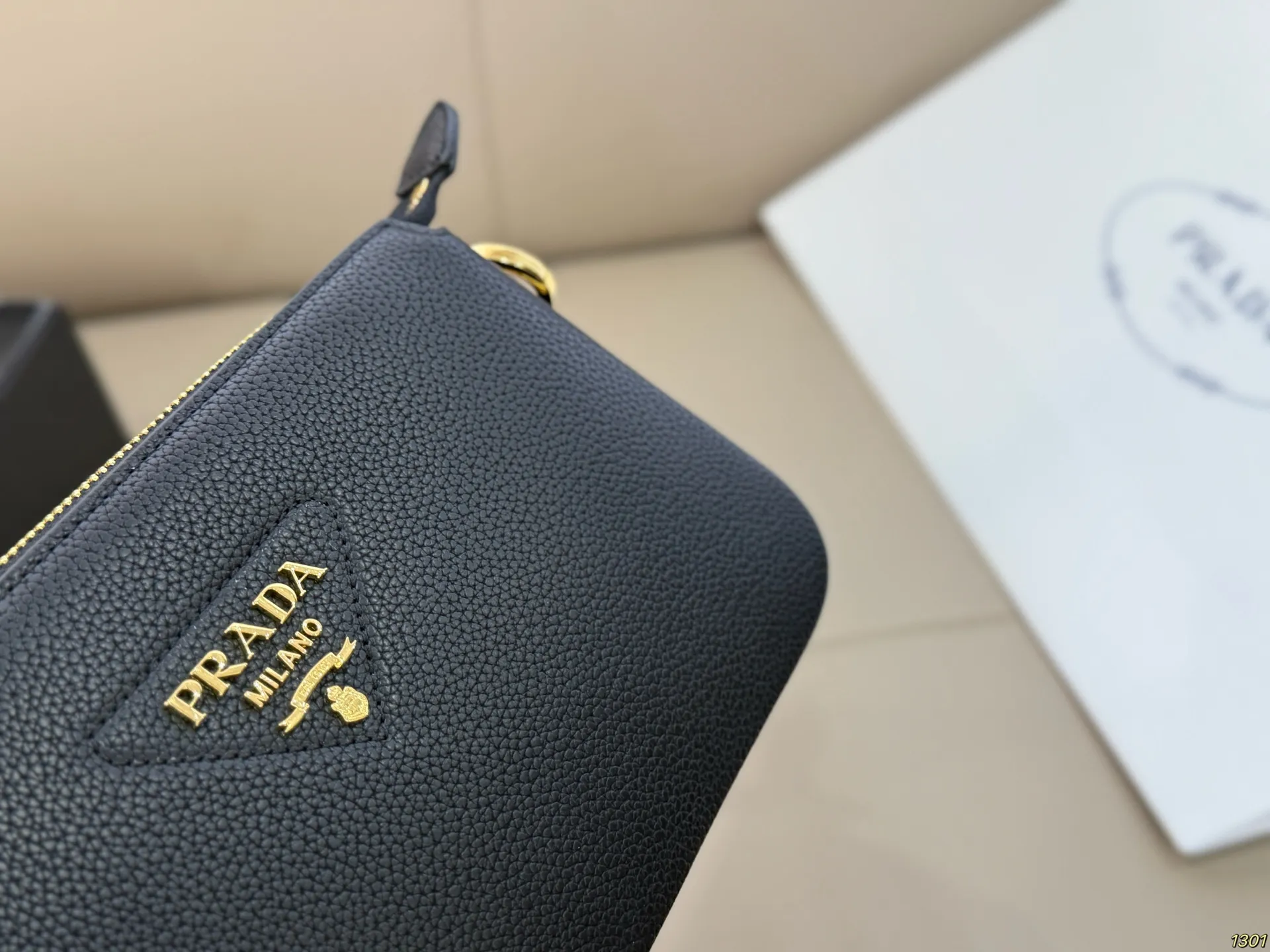 ¥185 普拉达prada风琴包 太完美 格层多多 什么衣着全能搭配 容量空间大 手感超柔软 赶紧入手吧尺寸24.14