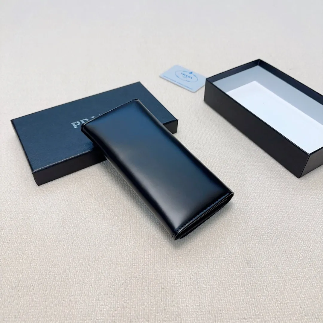 P90🎀🎀颜色 黑🎀尺寸 19x10🎀实拍普拉达爆款牛皮两折钱包🔥款式经典做工精细耐磨耐用手感极佳❤