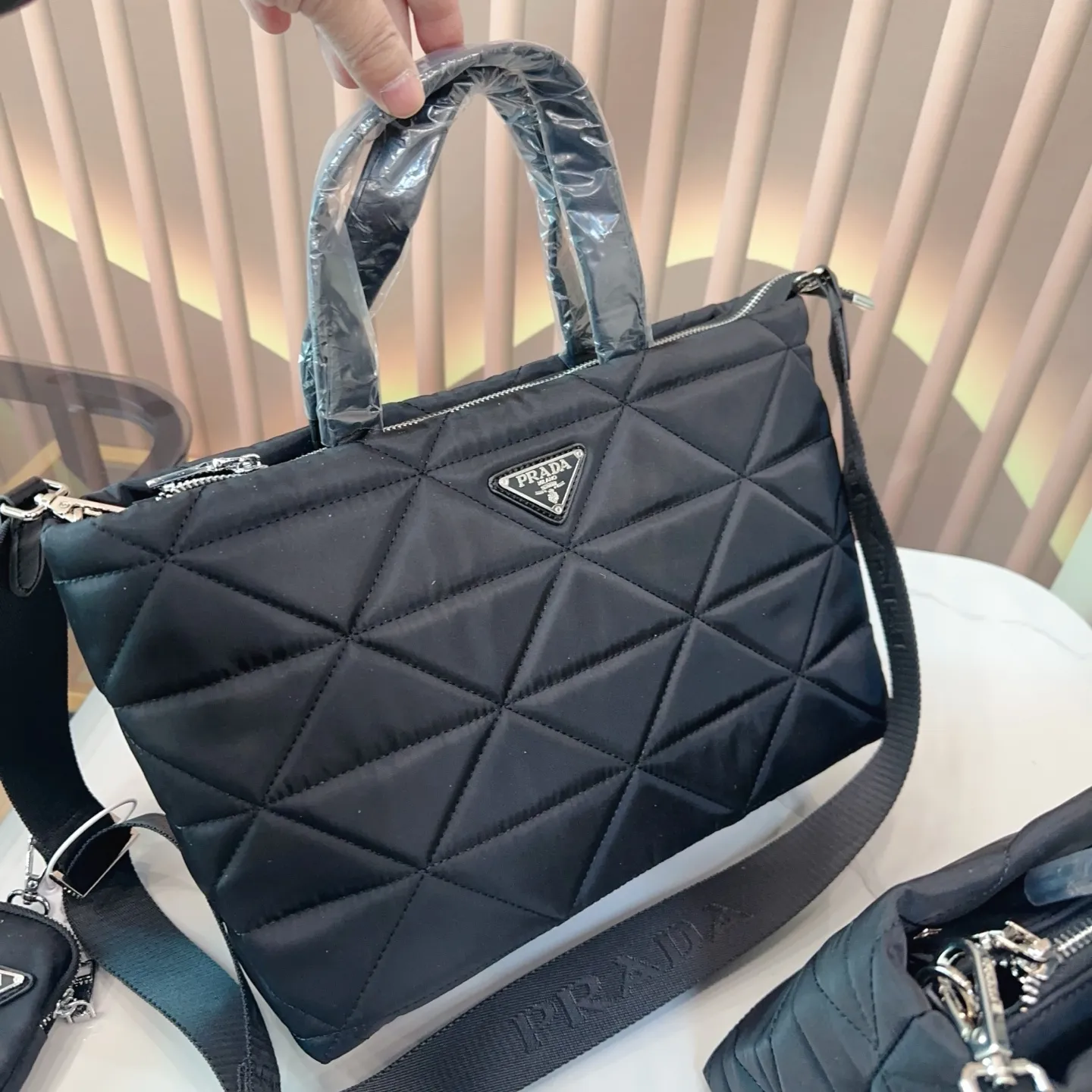 p120/p115 普拉达 PRADA 帆布菜篮子 质感爆棚的美 上身真的太太太有质感啦 日常逛街不要太吸晴 尺寸：32*13*20/23*12*19cm. bb