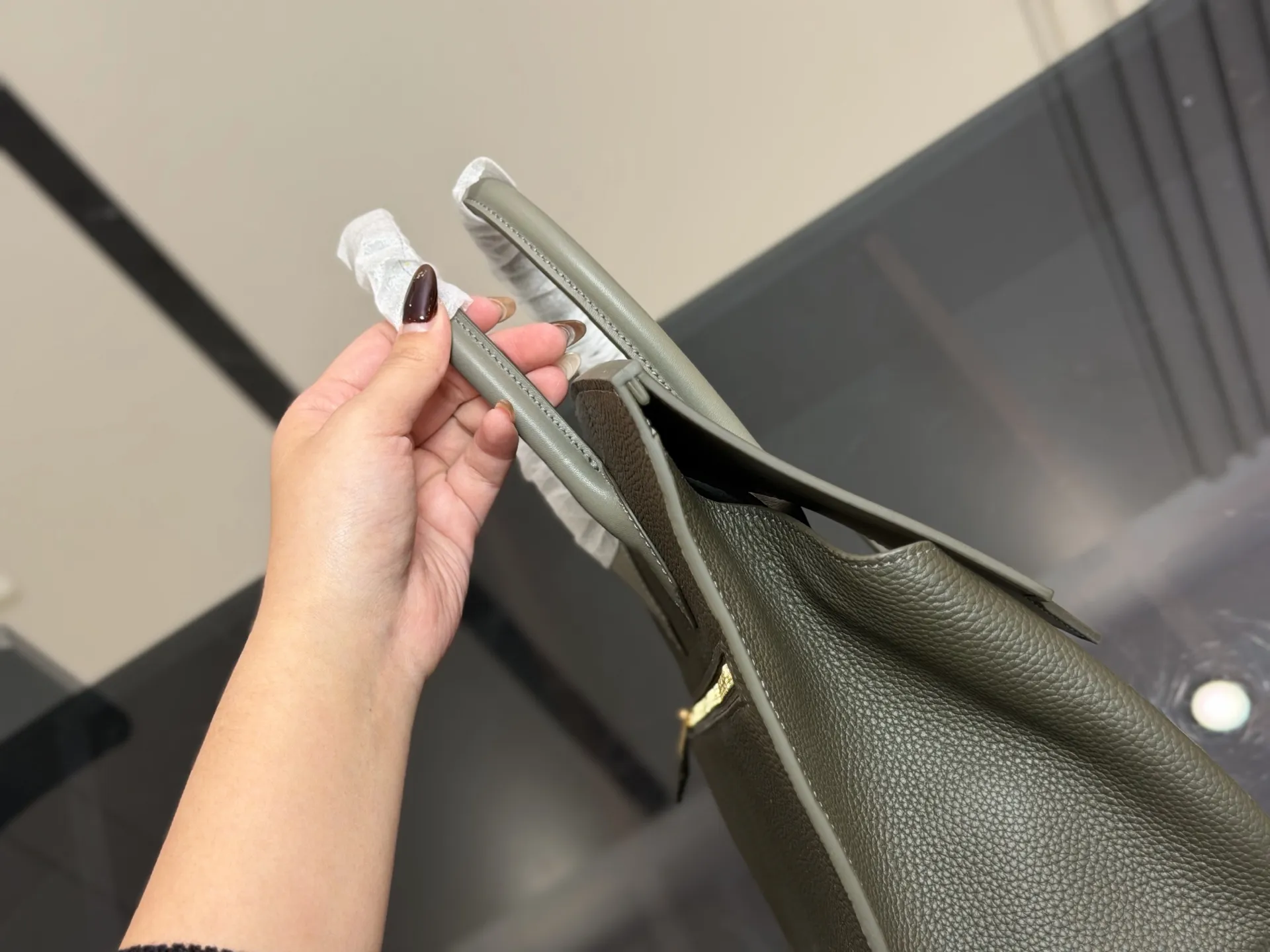 ¥340 爱马仕Birkin Désordre 30 这个包走秀的时候就相中了, 和双面KELLY异曲同工, 都是解构主义美学的创新。不过最大的 这个Birkin Désordre 30却可以男女同吃