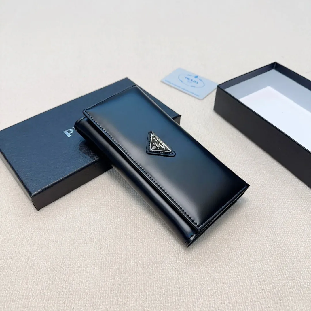 P90🎀🎀颜色 黑🎀尺寸 19x10🎀实拍普拉达爆款牛皮两折钱包🔥款式经典做工精细耐磨耐用手感极佳❤