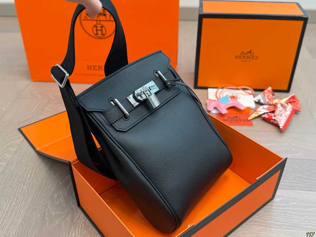 ¥235飞机盒 爱马仕 Hermes HAC A DOS 爱马仕很适合男生的包其实挺少的但是Hac真的很适合男生!!最实用的男包颜值也抗打 无论是斜挎还是当胸包都很舒服拿Hac根本不用考虑穿搭问题~ 尺寸18 27