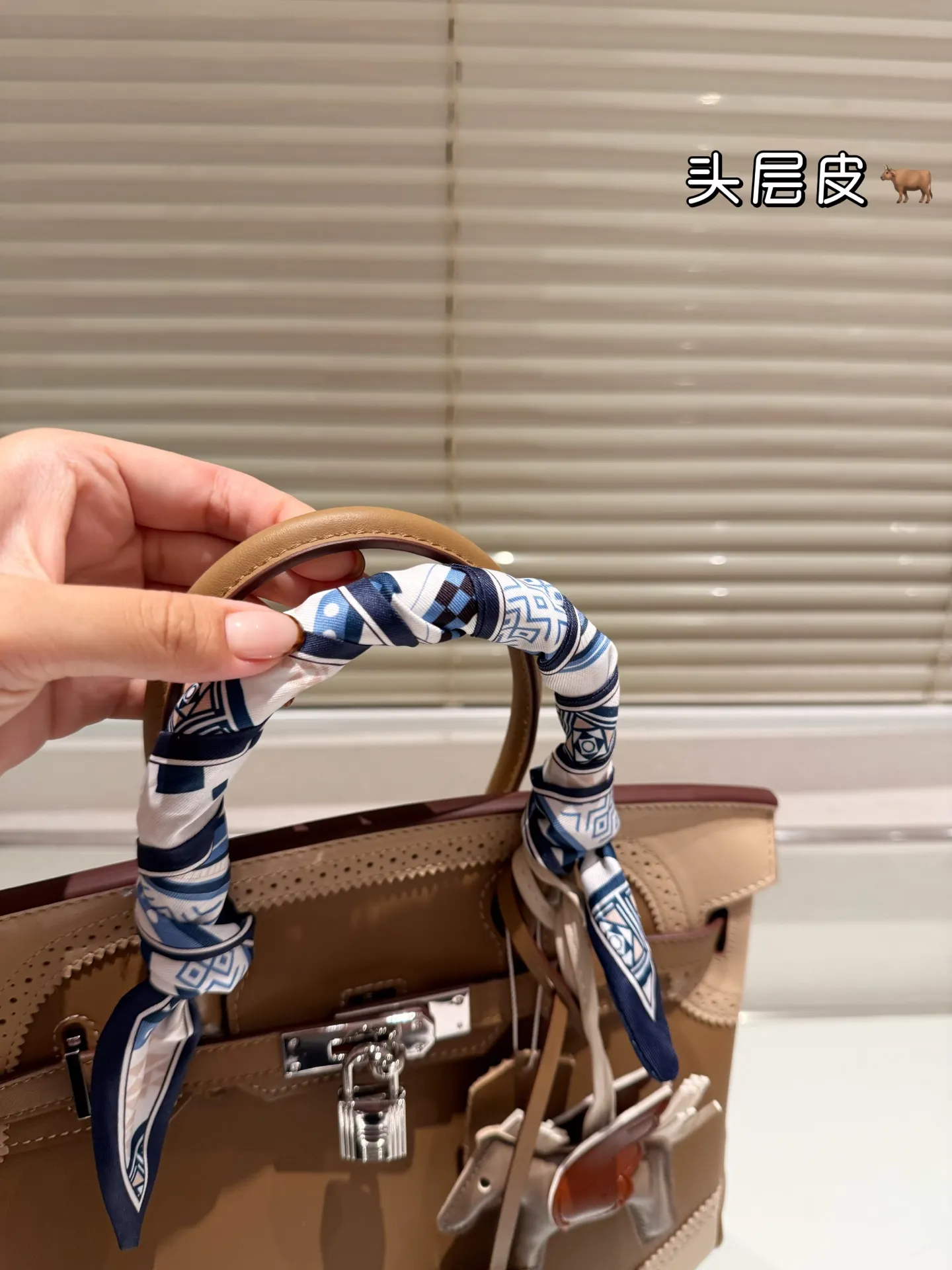 顶级原单 纯牛皮 P360 Hermes 爱马仕|Birkin 30 铂金包 独家经典火爆出货 纯皮 里外纯皮!集万千宠爱与一身 爱马仕·birkin铂金包 专柜万年不下架 原厂激光五金 各路时尚主播/网红/明星不离手 气质女神爱不释手必备法宝 各种百搭 处处体现时尚品味 畅销多年 新版本新工艺 选材结实有型且皮质超软 里外全皮 油边/走线/五金媲美专柜 注目精湛工艺 感受工匠神韵 品质如图 市场最高版本 随意出入专柜无压力 女神包抓紧购 阳光下颜色偏浅 室内光线暗会深一些 这是常识哦 尺寸:30cm