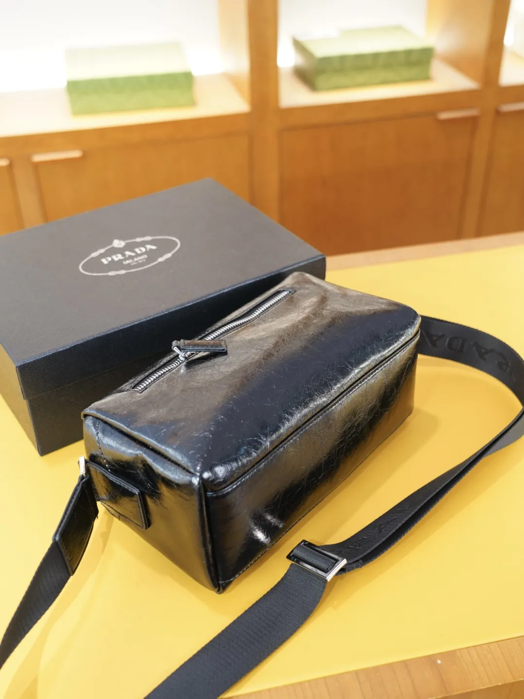 P110 🇮🇹 PRADA 普拉达 官网同步 高版本 斜挎单肩背包 永恒不过时的标志性产品 纯原单牛皮 顶级五金制作 非市面普通版本 今年最爱的款式 全部实拍 实用性非常高 完全不用担心穿搭 配全套包装礼品盒 【规格:25x14x10】