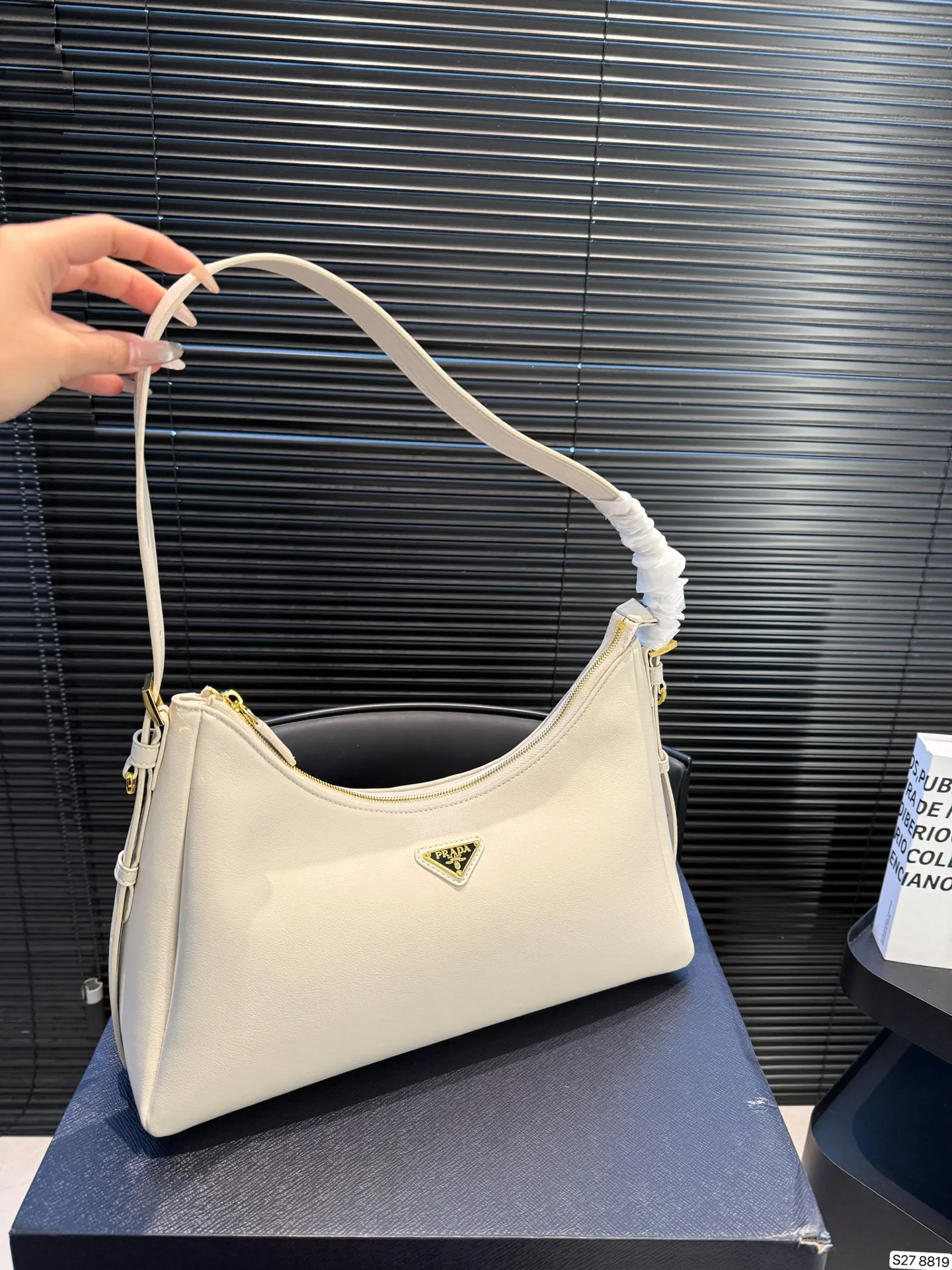 P185 配折叠盒 普拉达腋下新包|Prada上架2024秋冬新款Aimee手袋2024 秋冬Prada广告片中出场的这款手袋作品被命名为「Aimée」 在法语中有「被爱、受宠」之意。 洗练hobo 廓形上点缀品牌标志性珐琅三角形金属徽标,搭配大衣狠狠爱了 尺寸:37 19 货号8819
