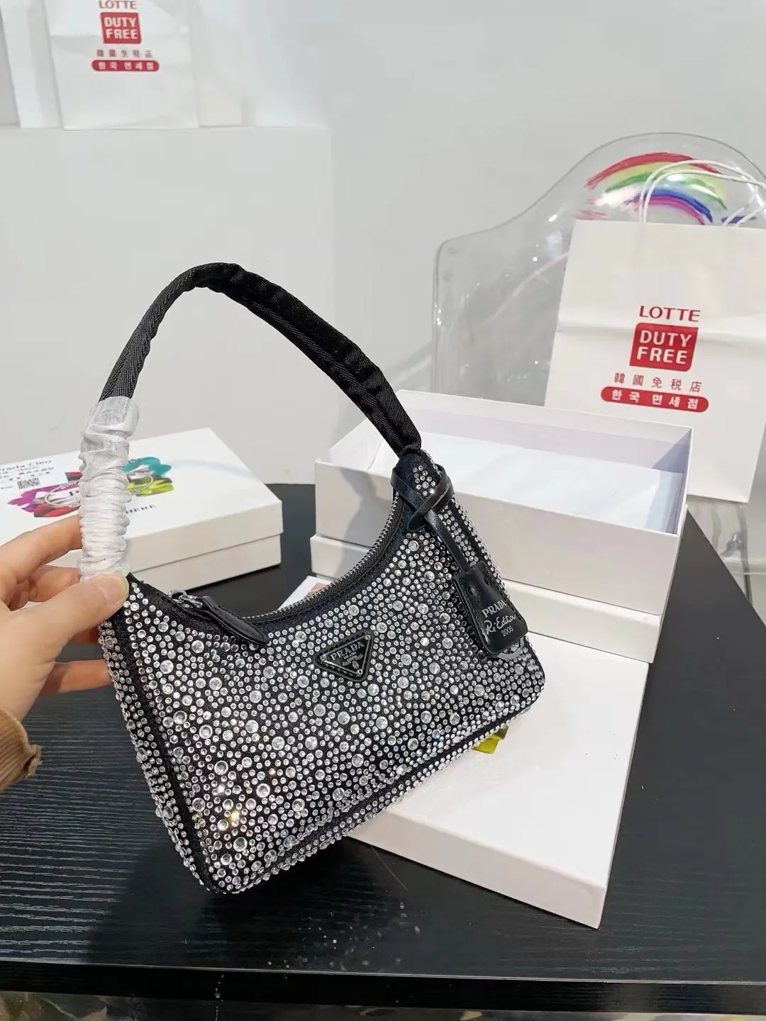 👑💰130配盒子 普拉达水钻石腋下包 ✧Prada͎ 闪钻包 红翻天的一款 专柜一只难求 我家原单复刻版 -今年真的太流行腋下包了 🤞🏿 超级喜欢它简单有质感的设计,很能装而且方便啊! 无敌时髦洋气~哈哈真香😜耐磨耐用 尺寸 20 12