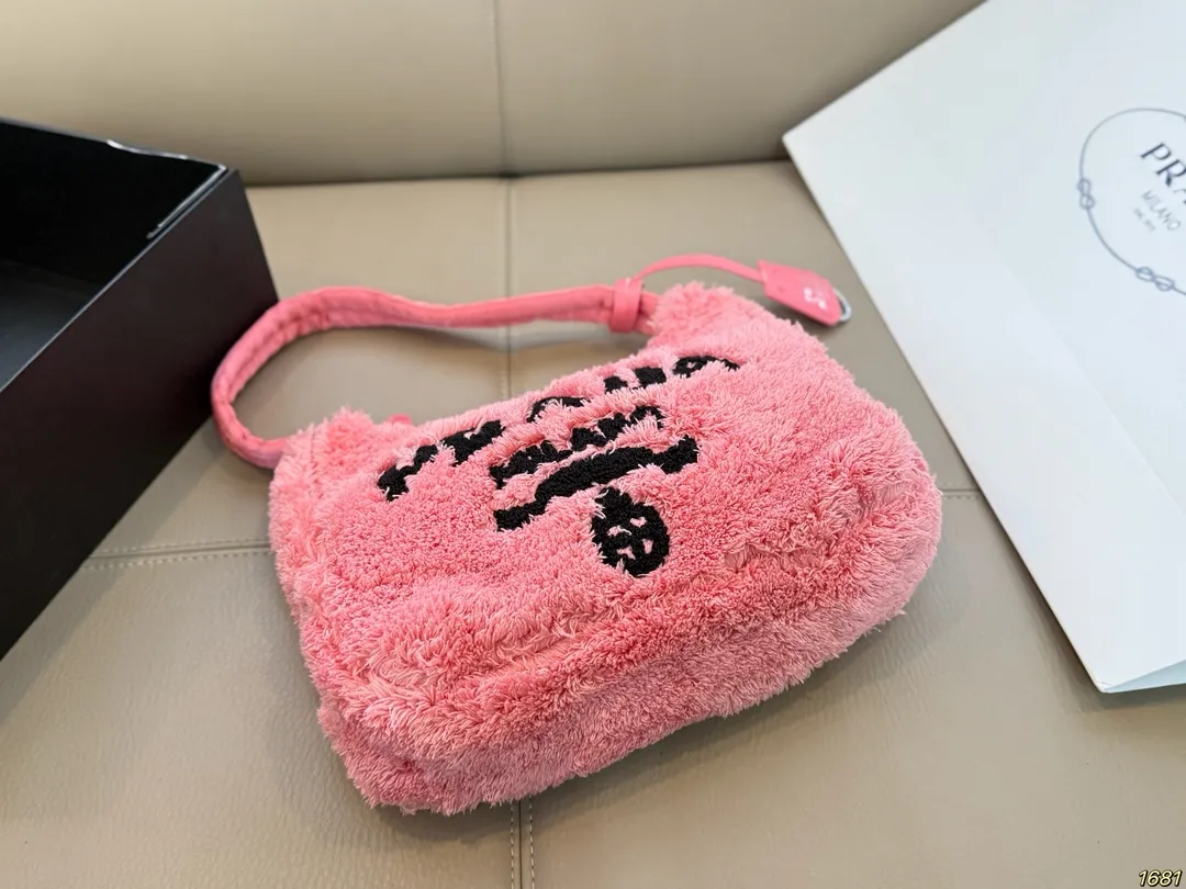 &yen;120 普拉达PRADA 环保毛腋下包 加上毛茸茸的元素瞬间软绵绵的 一下就温柔起来了。 秋冬很适合背毛绒包！ 不仅手感很棒 还能取暖~ 软乎乎毛茸茸 简直无法拒绝啊 尺寸24 15