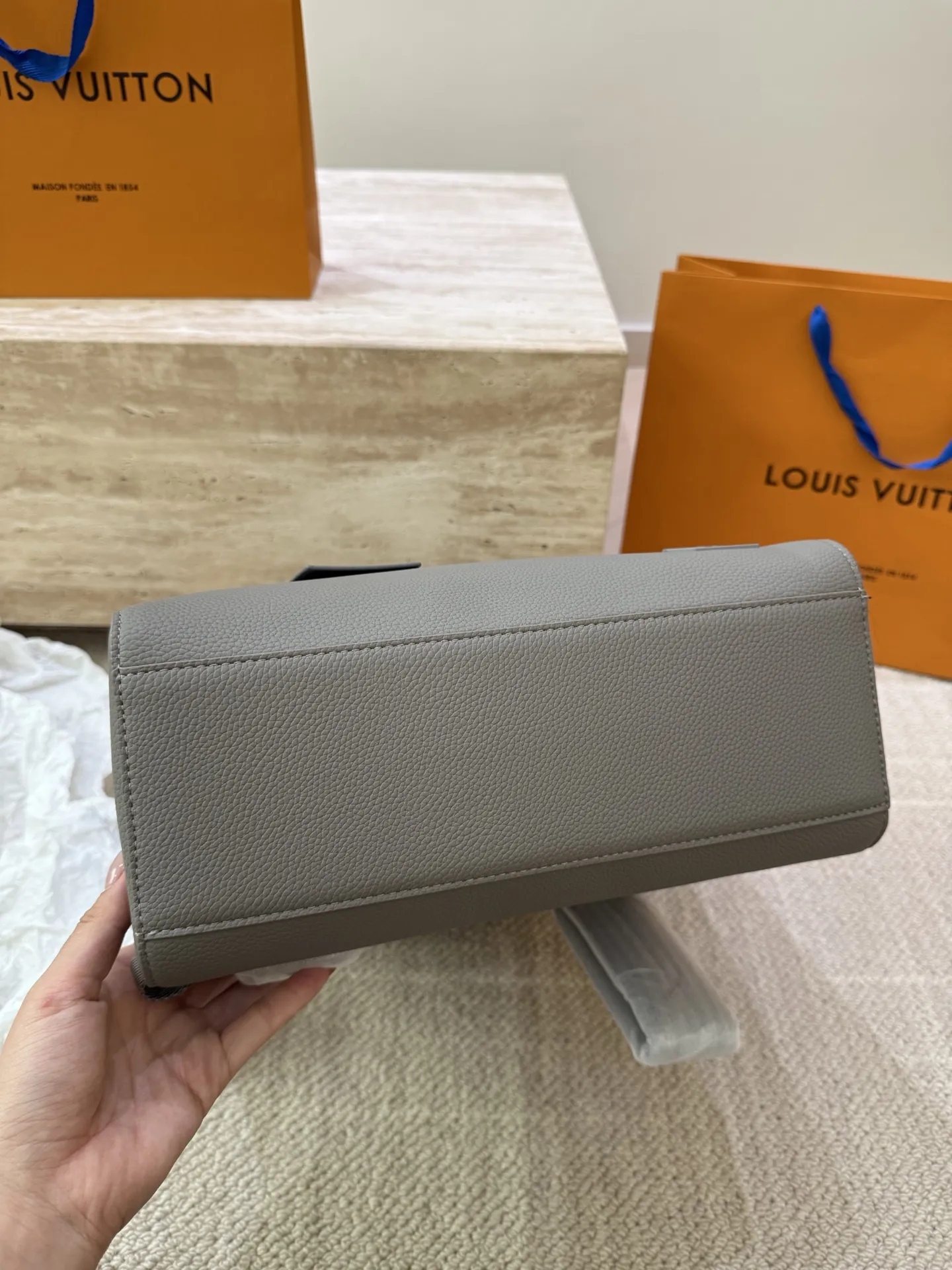 P160 高顔値双肩包/ LV Discovery 百搭通勤经典牛皮双肩包 LV最好看的双 肩包出差旅行必备 休闲商务都可驾驭 容量超大超能装 大热门款个人认为这是一款最合适男士的包包 超级酷 COOL 尺寸 30 40cm