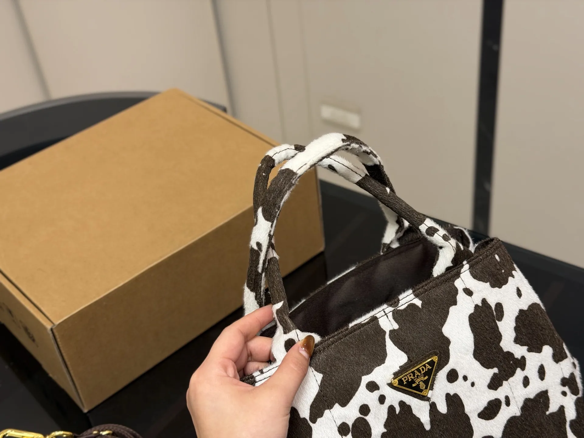 ¥140 size:29.20cm 又是心动Prada托特的一天. 松弛慵懒的tote包真的爱惨了 普拉达tote(保龄球) 上身满满的高级感! 日常通勤必备哦!