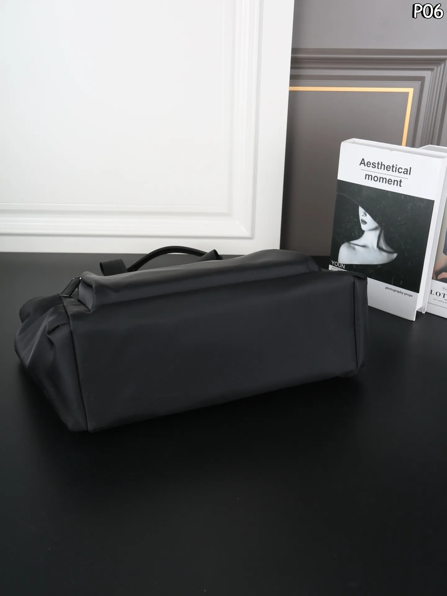 P180 PRADA普拉达 Re-Nylon 托特包Tote包购物袋 尼龙 手提包 这款托特包采用进口尼龙面料,前幅拉链口袋设计,包身两侧口袋可放水杯/雨伞....等等,可手提肩背,出短差和平时用都没问题,功能性非常实用,又是一款永久不过时爆款🎉🎉 Prada 最轻便的包包 尺寸:41×32