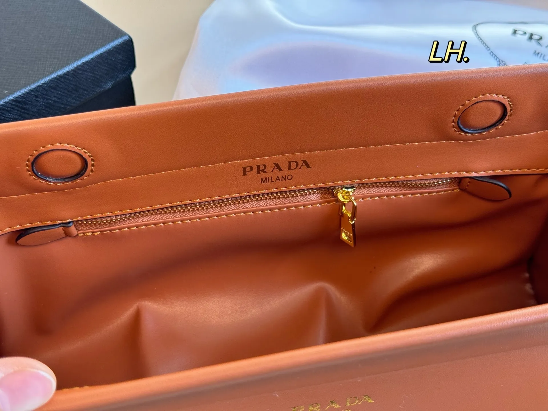 P135(配盒) size:32×16 PRADA普拉达新款FW25手袋👜 超美的一款包包,包型利落大气! 做旧皮料设计,满满的复古感 肩带可调节,多种背法~ 上身效果又酷又飒,高级又百搭‼️