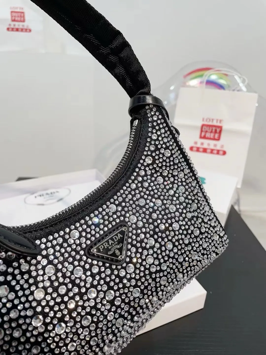 👑💰130配盒子 普拉达水钻石腋下包 ✧Prada͎ 闪钻包 红翻天的一款 专柜一只难求 我家原单复刻版 -今年真的太流行腋下包了 🤞🏿 超级喜欢它简单有质感的设计,很能装而且方便啊! 无敌时髦洋气~哈哈真香😜耐磨耐用 尺寸 20 12