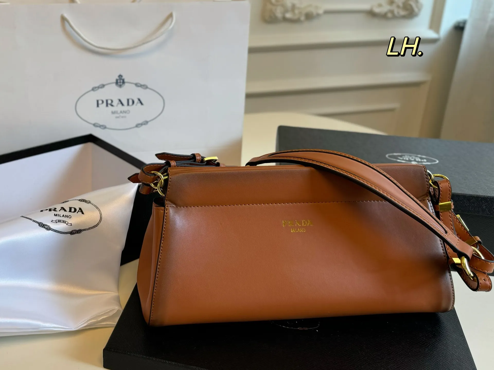 P135(配盒) size:32×16 PRADA普拉达新款FW25手袋👜 超美的一款包包,包型利落大气! 做旧皮料设计,满满的复古感 肩带可调节,多种背法~ 上身效果又酷又飒,高级又百搭‼️