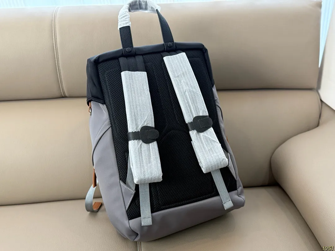 ¥210 PRADA普拉达新款双肩包 满足日常所需,解放双手 款式百搭 非常能装👍 进口尼龙面料,低调简单 包身不易变形,自重轻❗️ 尺寸26 38