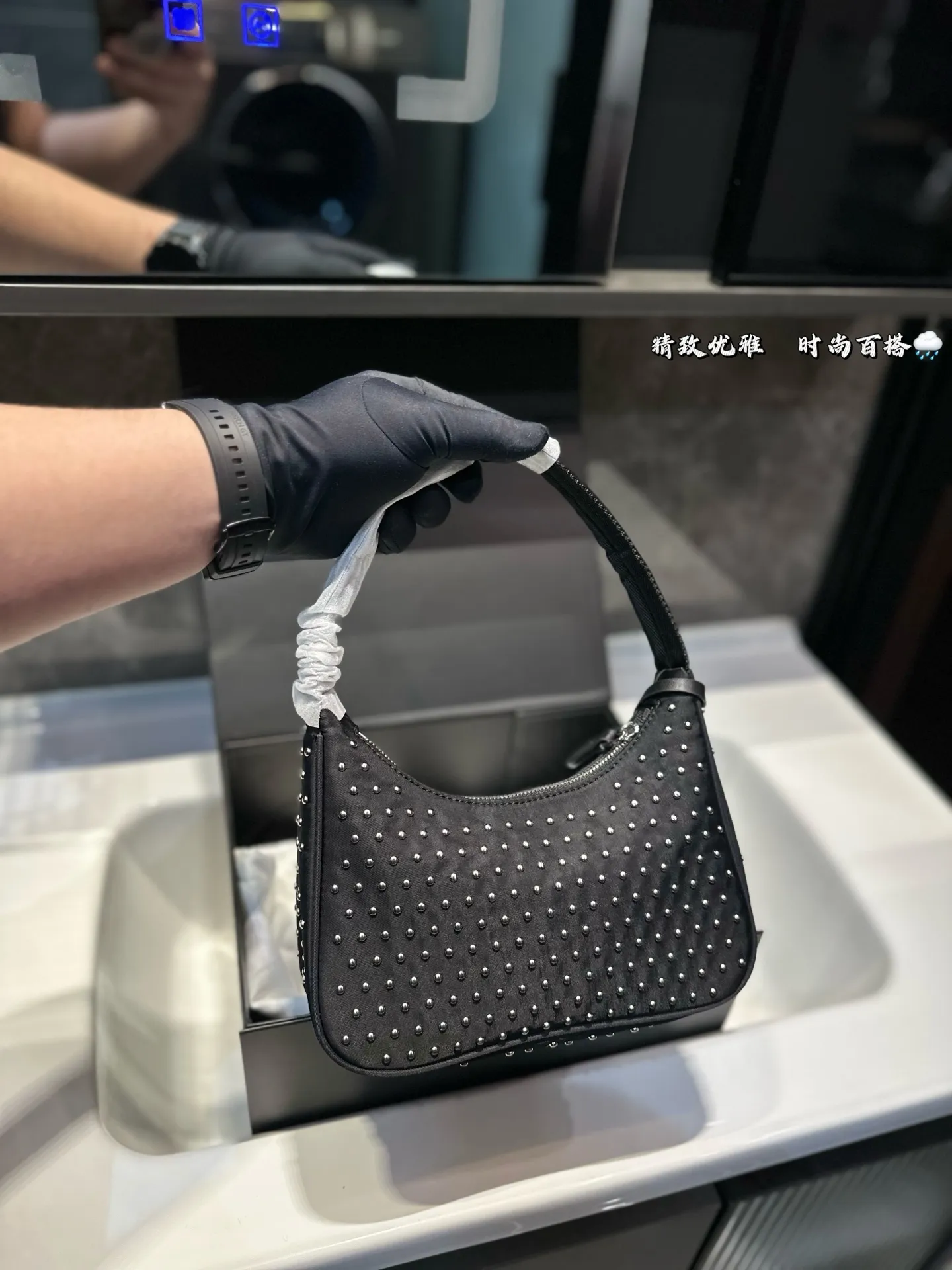 ❤️105（礼盒包装）❤️ 普拉达hobo 铆钉腋下包 Prada如影随形 充满了不一样的帅气感 甜酷辣妹穿搭必备 尺寸 21 11