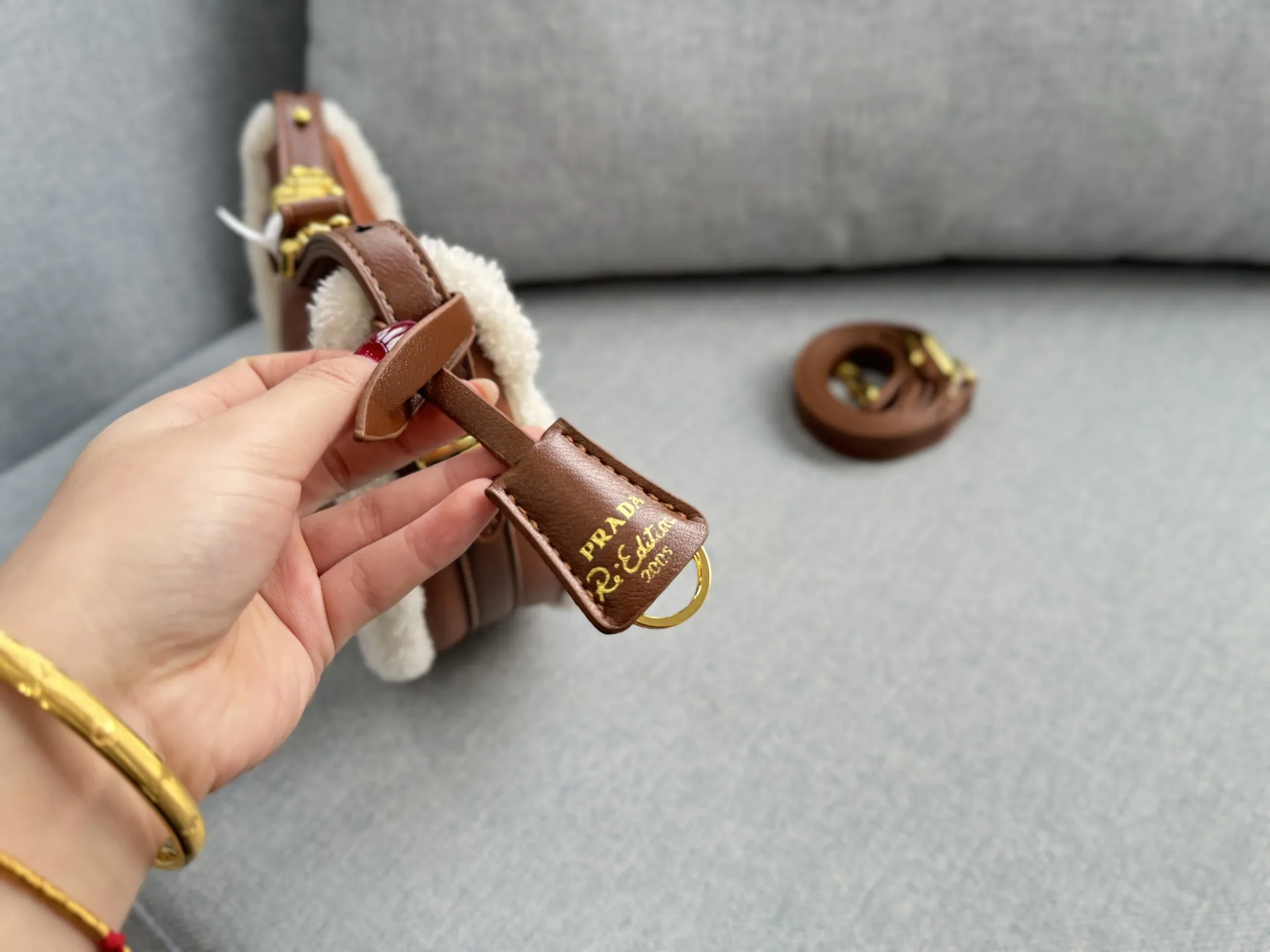 💰135 size：23&times;15 PRADA普拉达 羊羔毛 腋下包 单肩手提包 月牙包 半月包 冬天就要有冬天的包包呀❄️ 新品毛茸茸包，冬天的可可爱爱🟠 腋下包已成为主流时尚趋势啦！ 超级百搭好看时髦潮人一定要买它！ 不仅实用轻便又好看😍😍