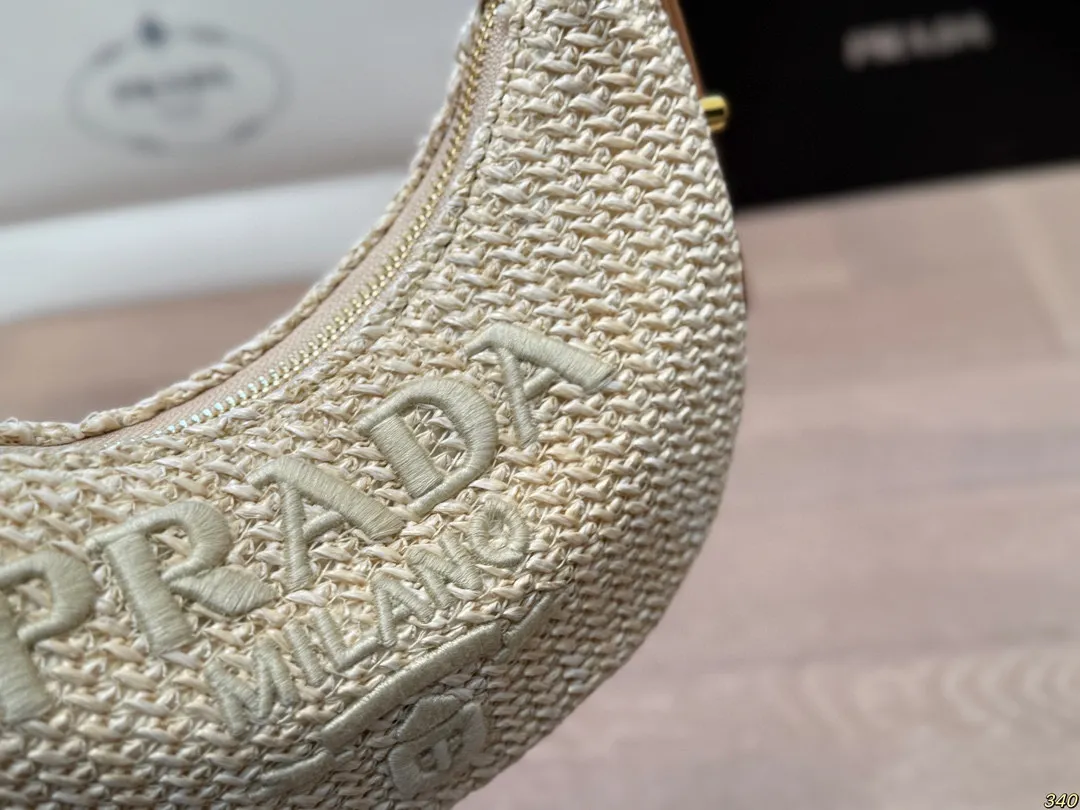 ¥130 搭配长短两条肩带 普拉达Prada绝美草编包 是背Prada阳光草编包的夏天啦 马上夏至了,来推荐这只Prada阳光草编包 编织和皮革,清爽也文艺,让你也可甜可美。设计也非常实用,夏天怎么能少了草编包呢 尺寸 21 10