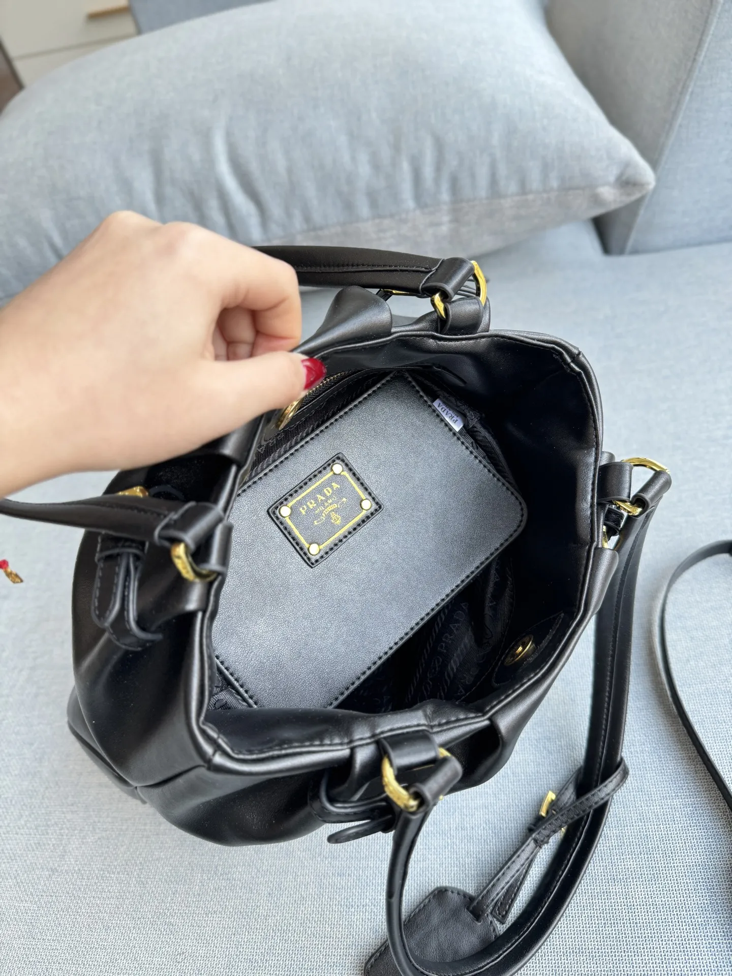 💰180 天地盖 size:31×26 PRADA普拉达 托特包 购物袋 腋下包 单肩包 这么高级的Prada谁能不爱🖤 黑金Prada垃圾袋 全皮腋下托特包 Prada全皮单肩腋下黑金托特包 自行配链条可变垃圾袋款 肩带可以收进包内 磁吸扣 时髦感都快要溢出来了